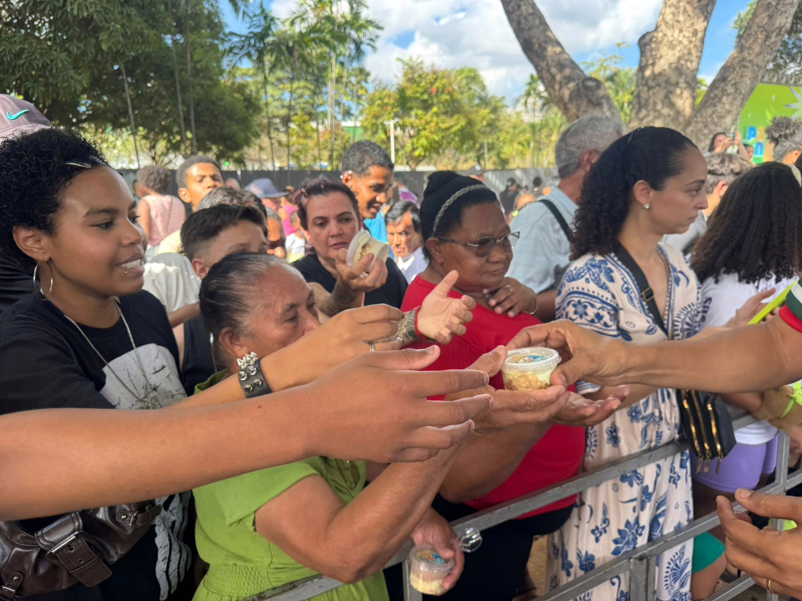 Durante a manhã cerca de 10 mil bolos foram distribuídos a população. 