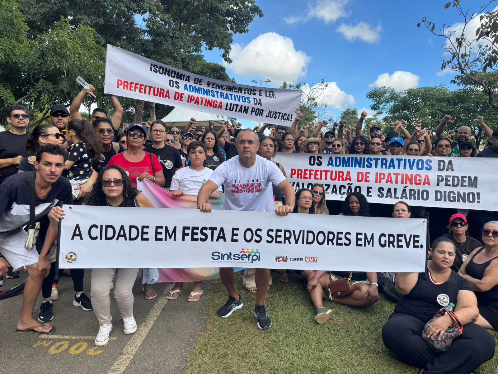 Manifestantes levaram faixas de protesto. 