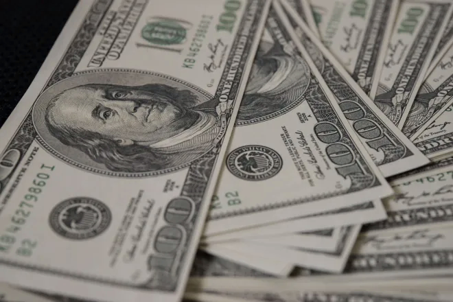 Queda na Selic no Brasil e manutenção dos juros nos EUA deve desvalorizar o dólar