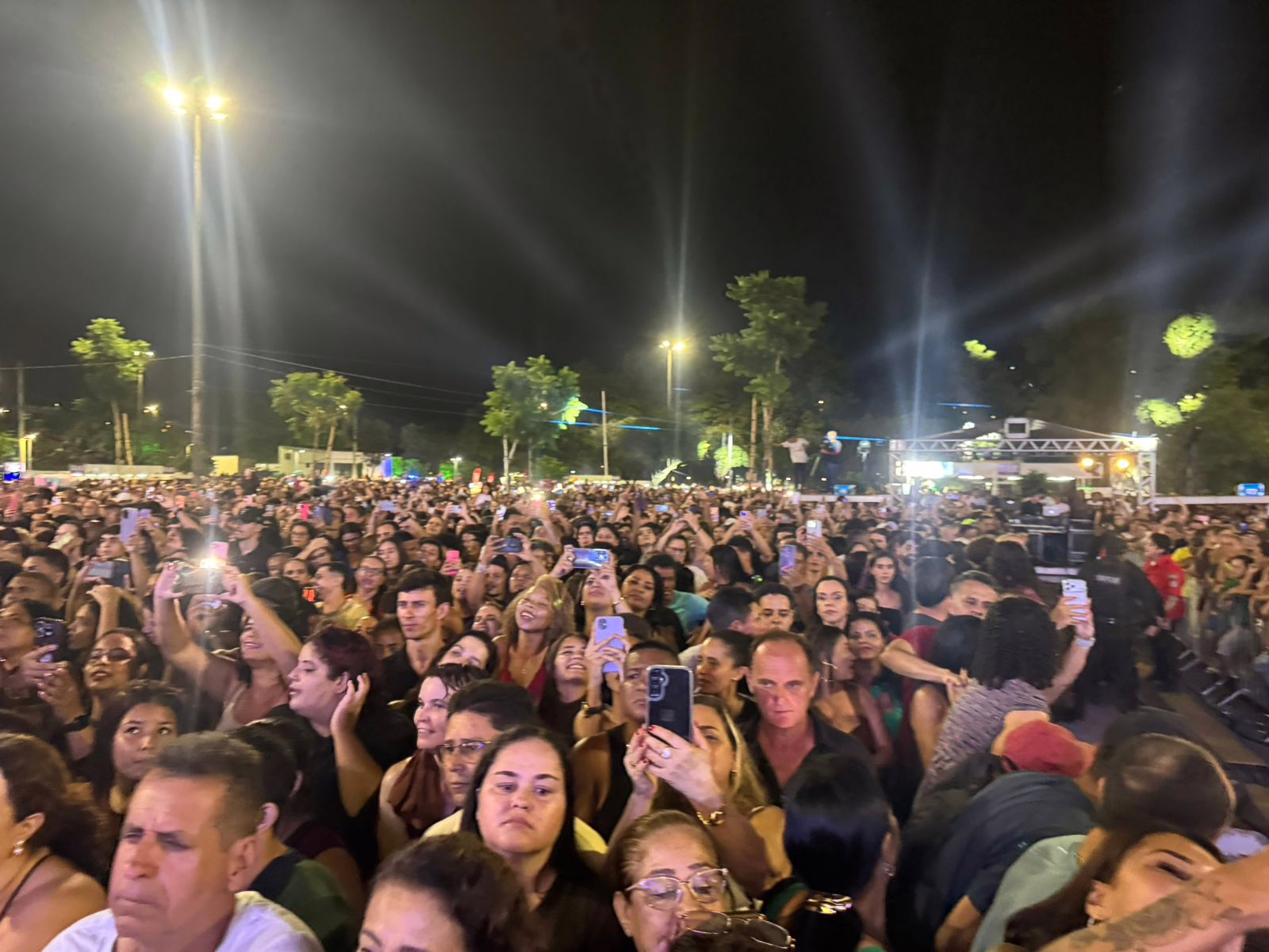 O público marcou presença durante o show da dupla.