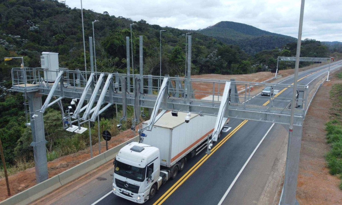 Com isso, o motorista que mantiver débitos deverá pagar tanto o valor do pedágio quanto a multa por atraso.