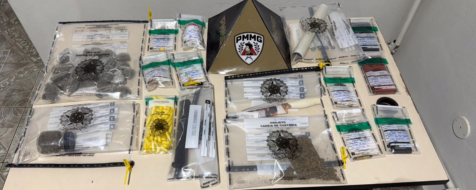 Nos locais, a polícia encontrou porções significativas de maconha, crack, cocaína e comprimidos de ecstasy.