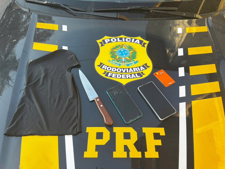 Após acompanhamento tático, a PRF conseguiu abordar o carro, ocupado por dois homens, de 28 e 30 anos.
