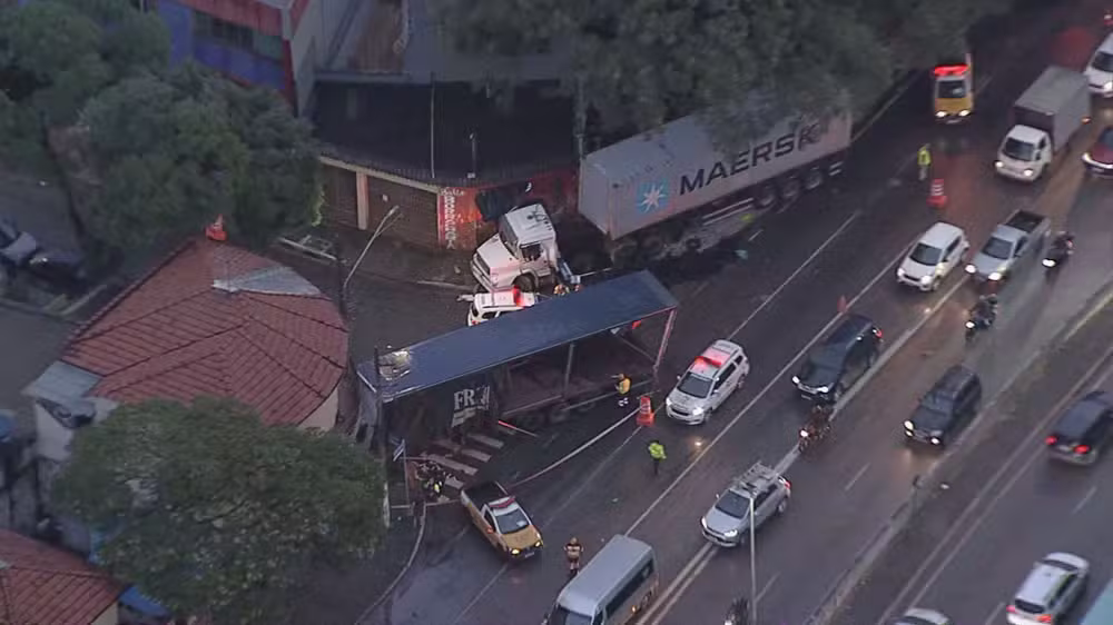 Carretas batem, atingem comércio e interrompem trânsito na Av. Salim Farah Maluf