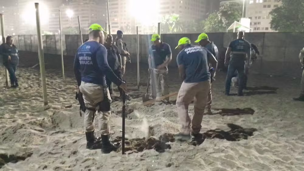 Agentes da Seop vasculham a Praia de Copacabana, na Zona Sul do Rio, antes de show da cantora Shakira