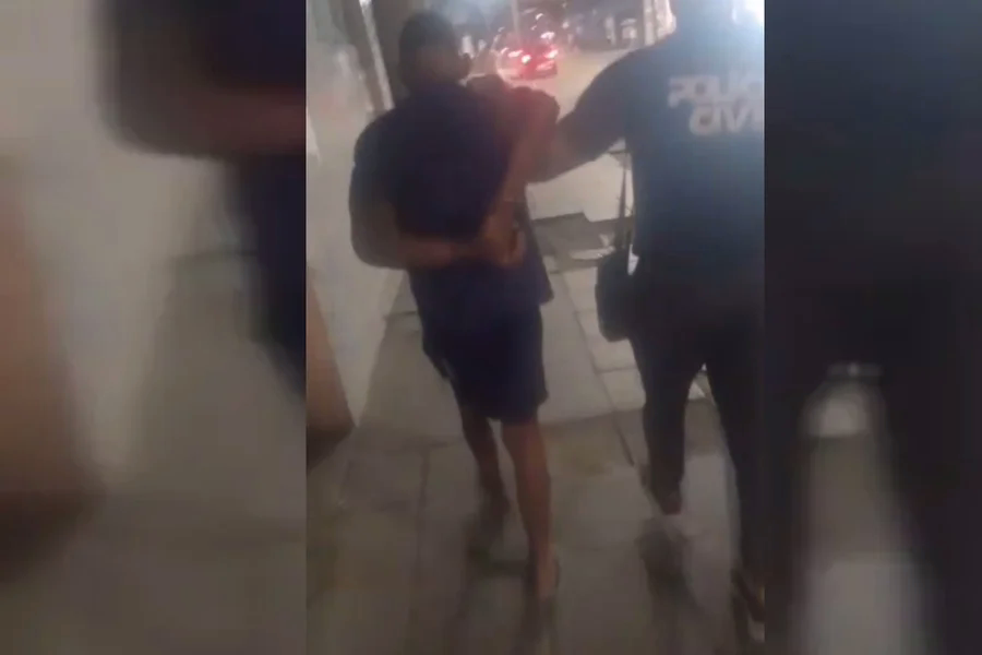 Dentro da sala médica, o criminoso sacou uma faca que escondia na roupa, trancou o consultório e forçou mulher a fazer um Pix de R$ 16 mil