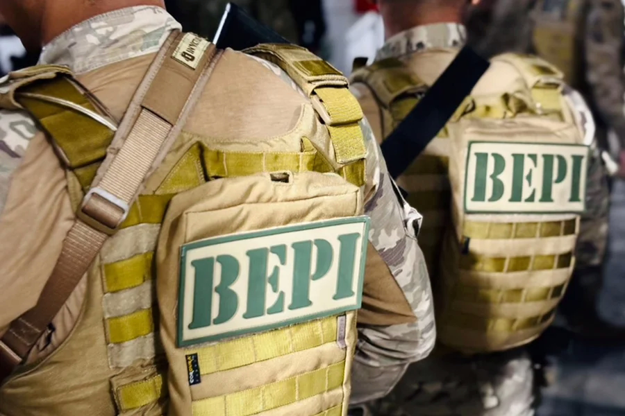 O grupo exercia controle territorial em áreas da cidade para garantir o funcionamento do comércio ilegal de drogas, especialmente no varejo