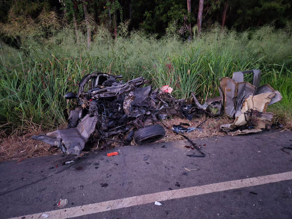 Veículo ficou destruído
