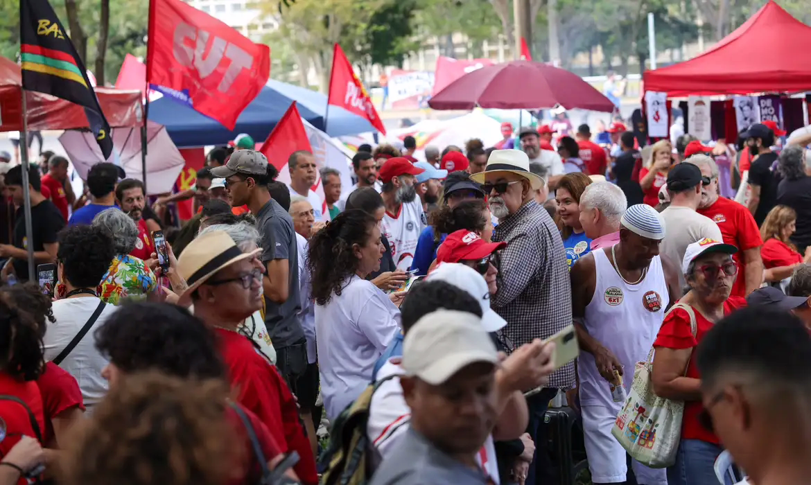 Sindicatos realizam ato pelo direito ao descanso e fim da escala 6x1
Em Brasília, manifestação ocorreu no Eixão do Lazer
