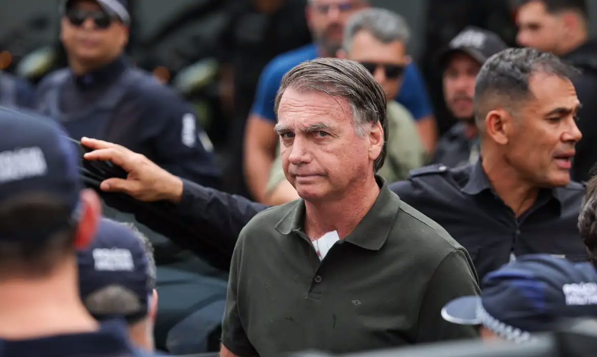 Condenado a 27 anos e três meses de prisão por tentativa de golpe de Estado, Bolsonaro cumpre prisão domiciliar humanitária temporária desde 27 de março