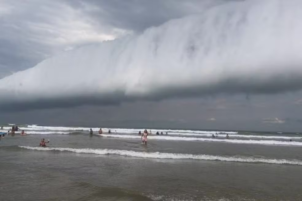 Em Bertioga, foi possível observar a formação de nuvens do tipo prateleira (shelf cloud).