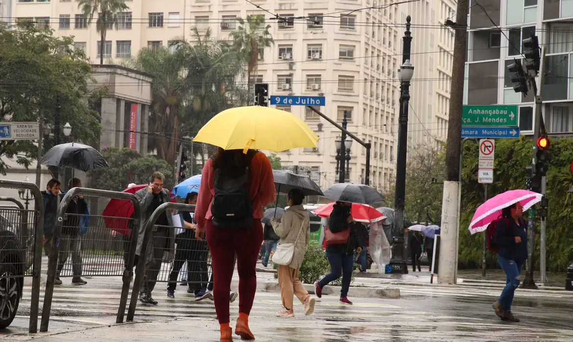 De acordo com o Inmet, a previsão indica alerta de chuvas para estados das regiões Norte, Nordeste e Sul.