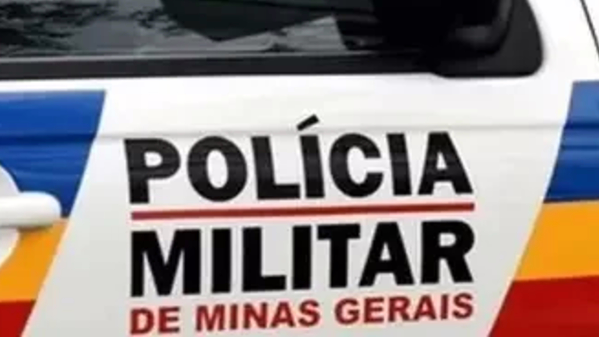 No local, também foram recolhidas cápsulas e projéteis de arma de fogo calibre .380, além do celular da vítima, que estava sob o corpo.