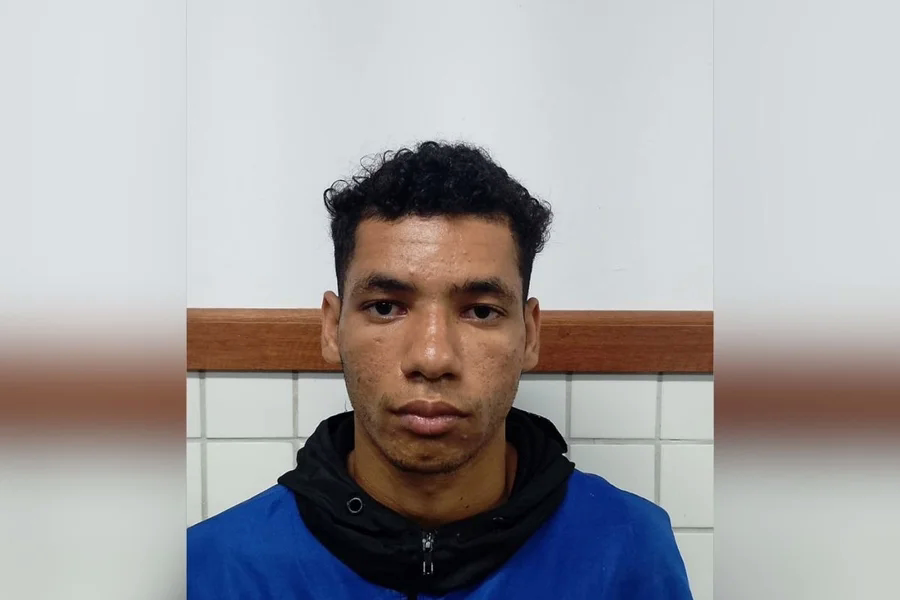 Alessandro Martins dos Santos, de 21 anos, foi preso nesse sábado (2/5), na Bahia. Ele tem uma anotação criminal quando era menor de idade.
