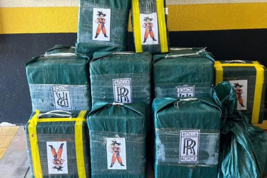 Mais de meia tonelada de cocaína foi apreendida em Martinópolis, no interior de São Paulo. Pacotes também tinham imagens da Rolls Royce.