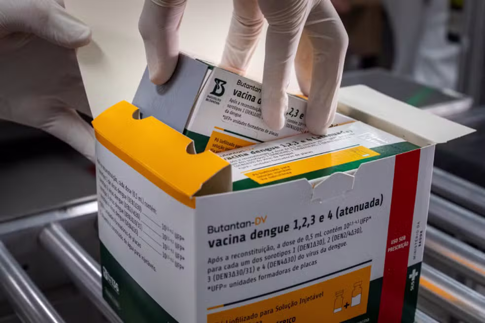 A vacina da dengue desenvolvida pelo Butantan está disponível na rede pública desde fevereiro. Agora, pela primeira vez, chega ao público geral, atendendo primeiro pessoas de 59 anos.