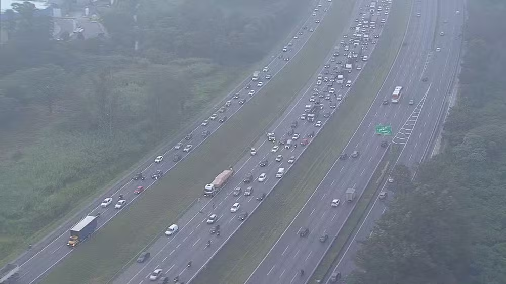 Caminhoneiro morre atropelado na Rodovia Ayrton Senna ao trocar pneu na região de Guarulhos, na Grande SP.