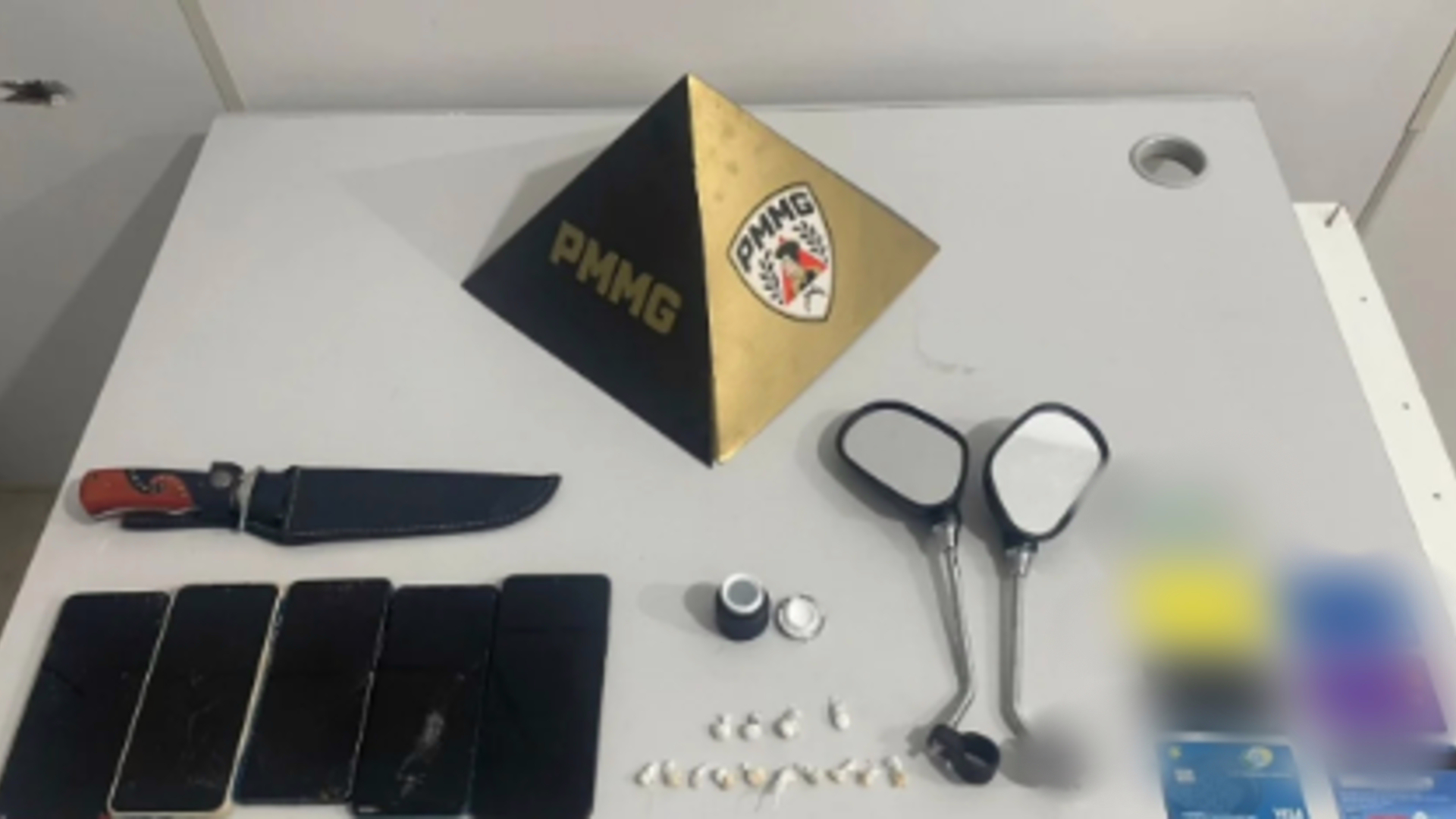 Imagens de câmeras de segurança apontaram os dois jovens realizando compras em estabelecimentos comerciais com os cartões furtados, o que teria gerado prejuízos financeiros.