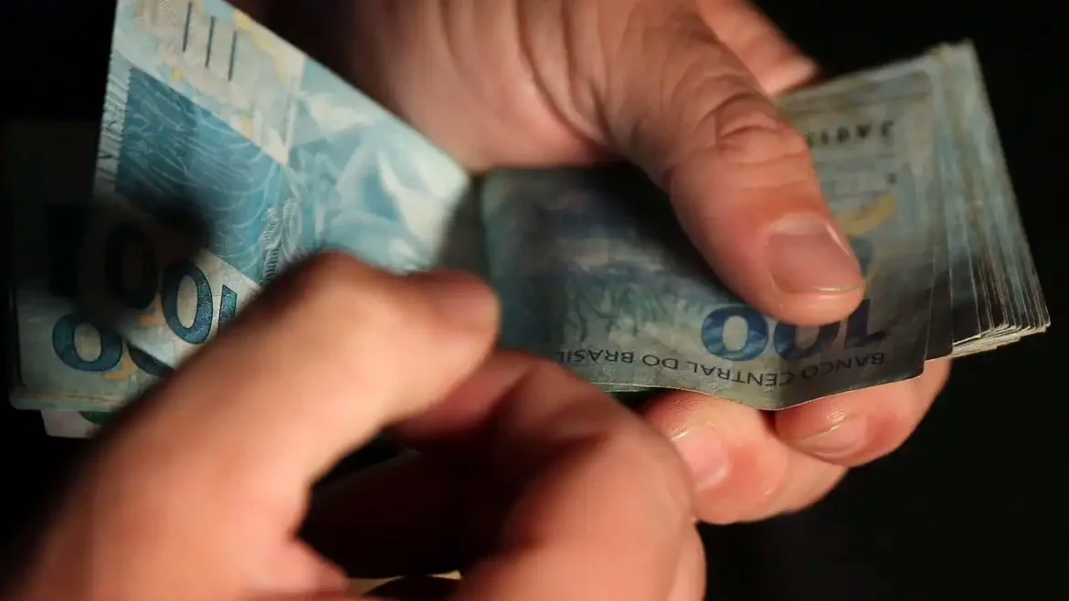 Valores da restituição do Imposto de Renda 2026 começam a ser liberados para o primeiro lote.
