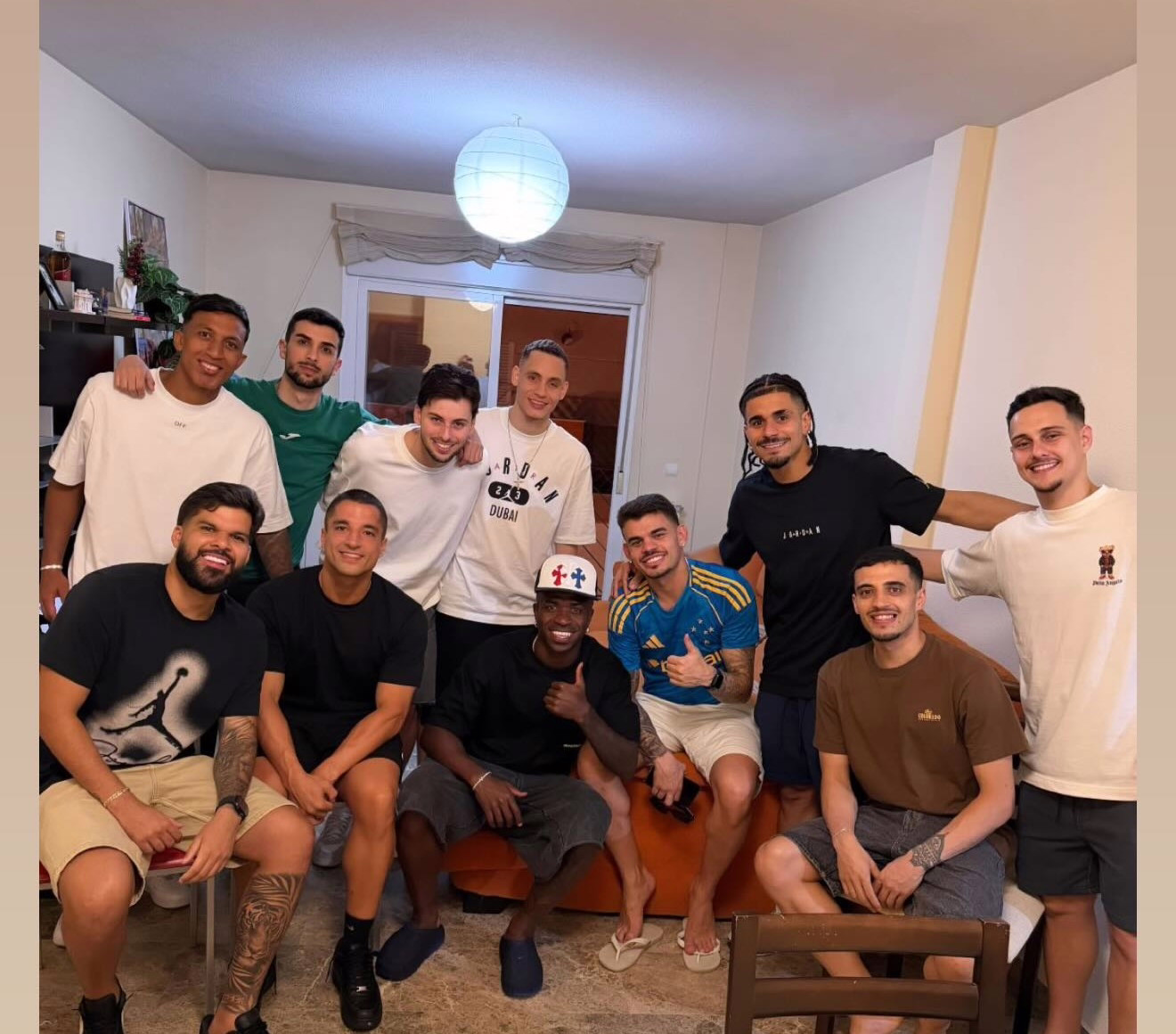 Jogador repostou foto ao lado de amigos (