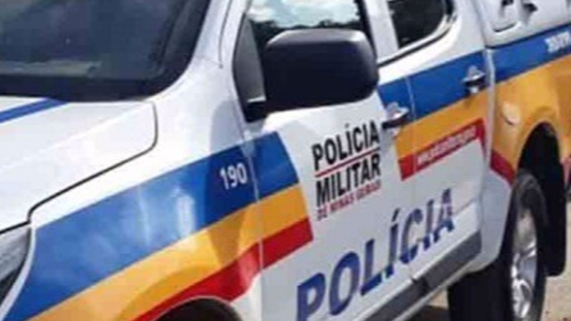 Ao chegarem ao local, os agentes encontraram a vítima já sem vida, caída na sala, com perfurações no pescoço, tórax e dorso.
