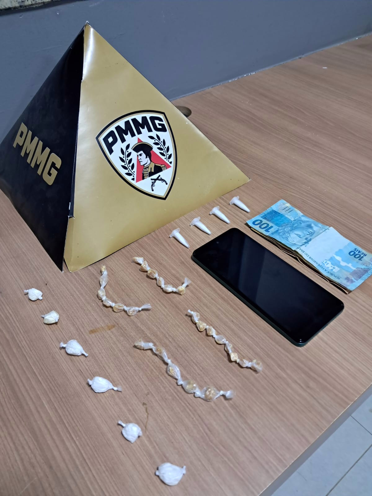 As equipes receberam informações sobre a localização de um indivíduo que havia fugido de um cerco policial pela manhã, após o cometimento de um furto durante a madrugada no município de Reduto.