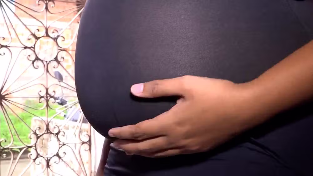 A vítima, que tem 19 anos, está grávida de cinco meses.