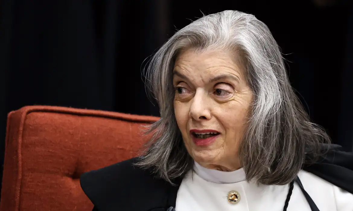 Destino de políticos condenados está nas mãos de Cármen Lúcia