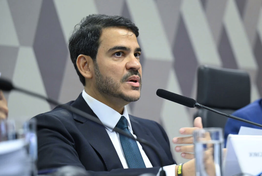 Jorge Messias durante sabatina no Senado