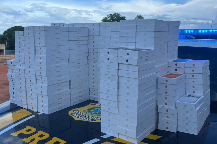 Cerca de 426 Iphones 17 sem documentação fiscal foram encontrados dentro de caminhonete em Roraima. A PRF também achou vinhos no veículo.