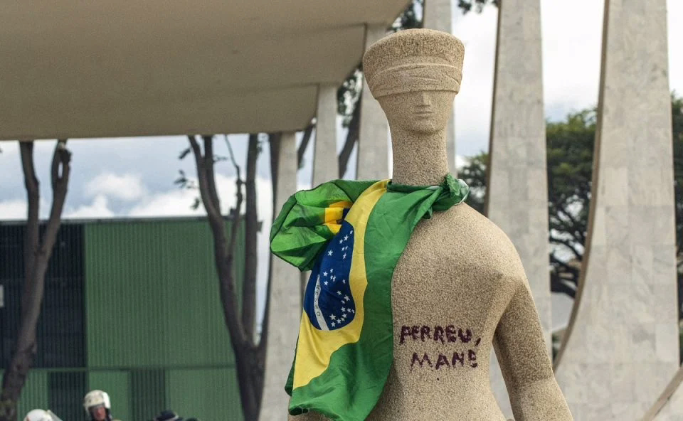 Débora do Batom, que pede revisão de pena a Moraes, escreveu “Perdeu, Mané” na estátua A justiça /