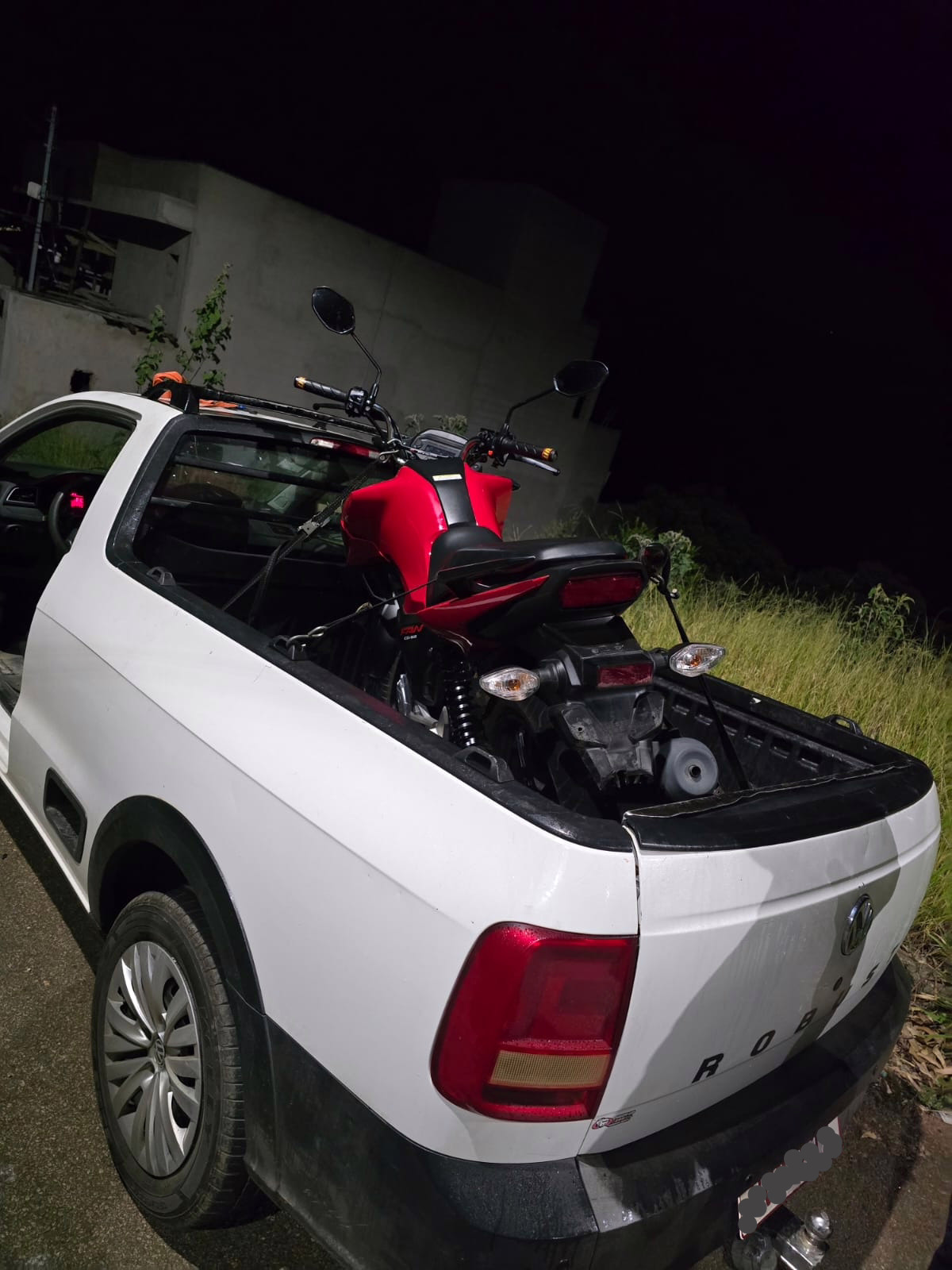 Durante a conferência de um dos veículos, os policiais constataram irregularidades consideradas graves, incluindo a ausência da placa de identificação e alterações nas características originais da motocicleta.