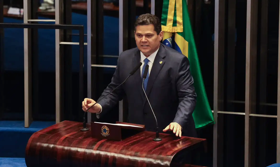 O chefe do Executivo, porém, não vai assinar a promulgação, deixando a medida para o presidente do Senado Federal, Davi Alcolumbre (União Brasil), que pode fazê-lo conforme prevê a Constituição.