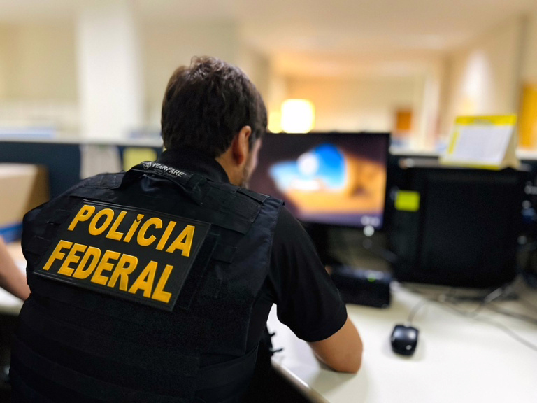 Também foram identificados mecanismos sofisticados de ocultação e dissimulação de valores, com movimentações por empresas interpostas, contas de terceiros e transações pulverizadas, o que caracterizaria, segundo a apuração, a prática de lavagem de dinheiro.