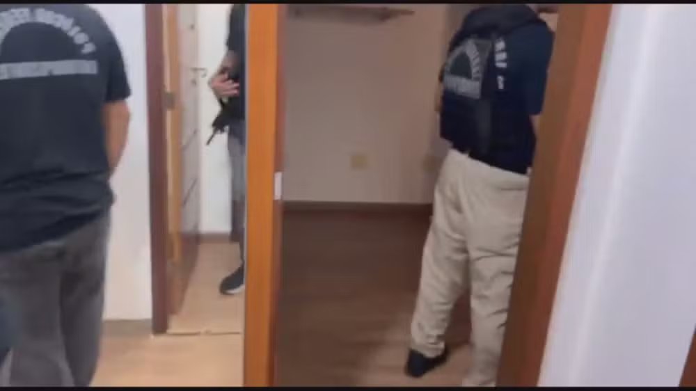 Agentes da PF cumprem mandados em 3 estados contra o tráfico internacional de drogas no Porto do Rio.