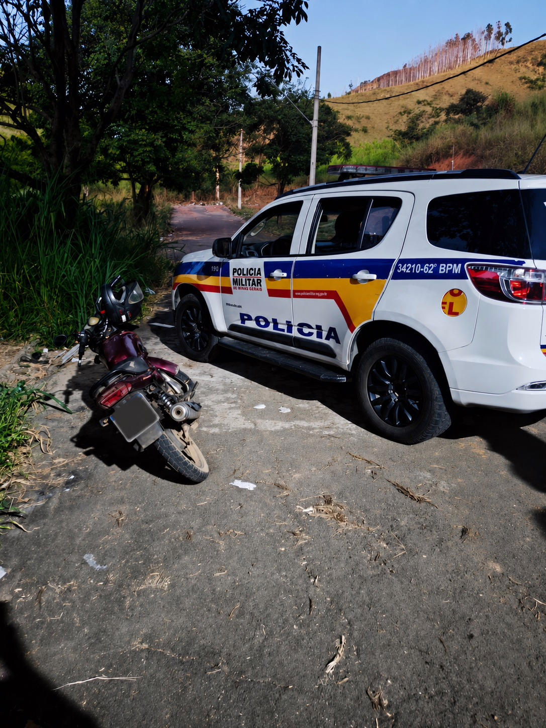 Após verificação, a verdadeira identidade foi confirmada e os policiais constataram que a motocicleta tinha registro de furto/roubo.