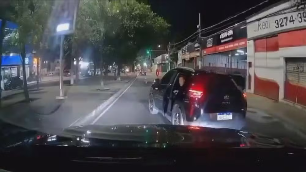 Carro blindado é fechado por criminosos durante tentativa de assalto, em Cascadura
