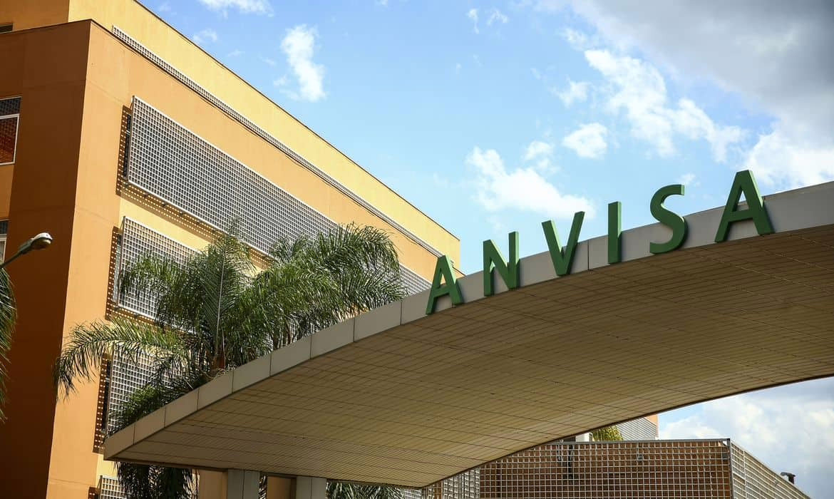 A agência afirma que a atuação está fundamentada no princípio da proteção da saúde da população, por meio da identificação, avaliação e gerenciamento de riscos sanitários, com adoção de medidas proporcionais à gravidade das falhas identificadas.