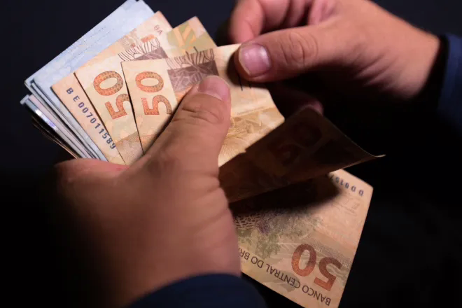 Abono é pago para os trabalhadores que atuaram no ano-base de 2024 
