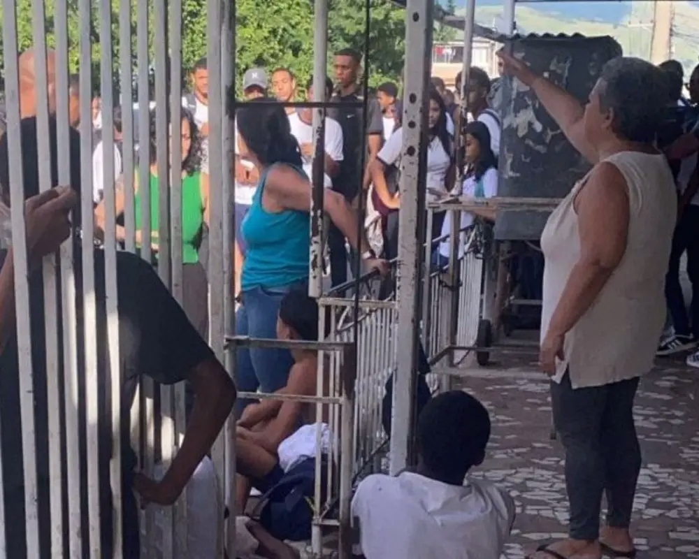 Bomba explode em escola. 