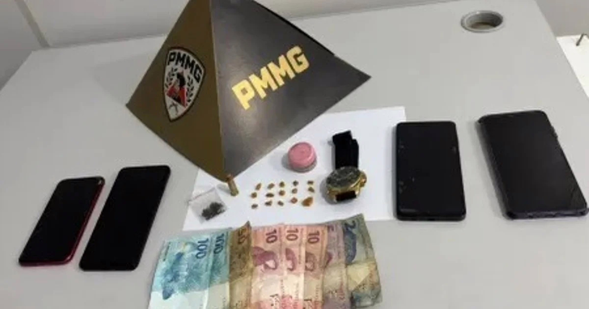 Durante as buscas, os policiais apreenderam 15 pedras de crack, uma porção de maconha, um cartucho de calibre .38, um relógio, um dichavador e quatro aparelhos celulares.