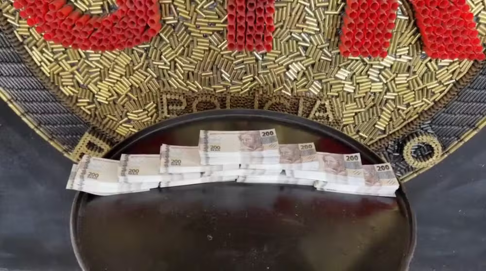 Notas falsas de R$ 200 foram apreendidas em uma mochila com um passageiro de linha interestadual.