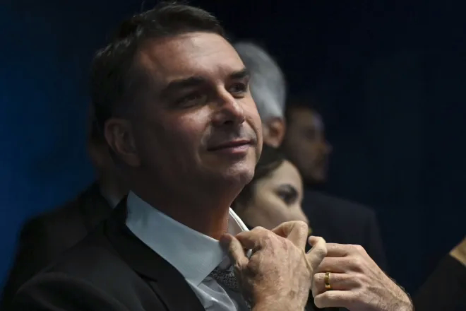 Flávio Bolsonaro (PL-RJ) também indicou que pretende cortar o número de ministérios
