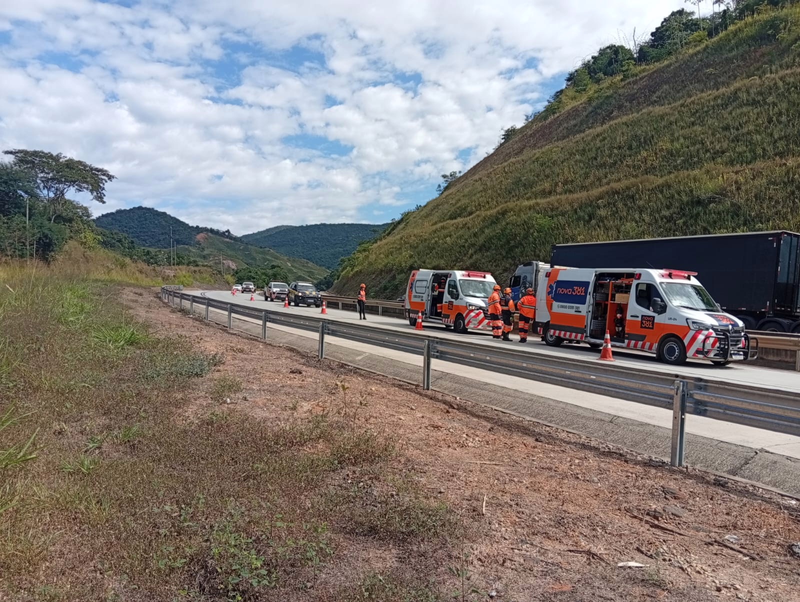 Para viabilizar os trabalhos e manter a segurança do tráfego, a Polícia Rodoviária Federal (PRF) fez o isolamento do trecho.
