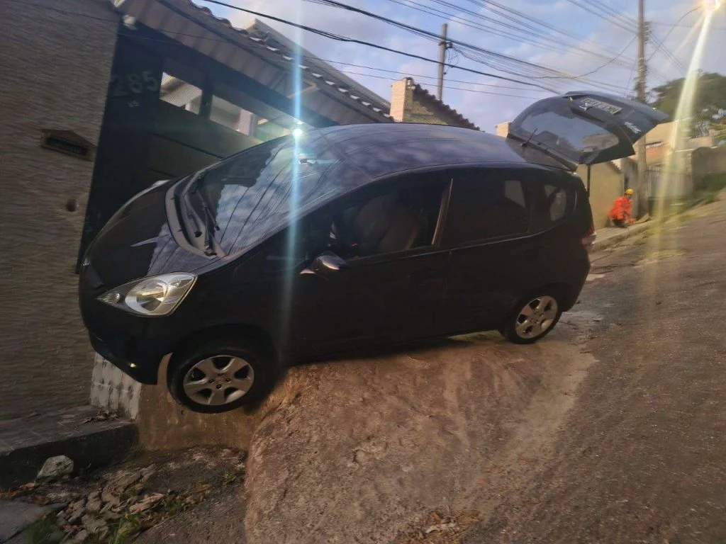 VÍDEO: Carro fica dependurado em pedra após motorista perder o controle em BH,