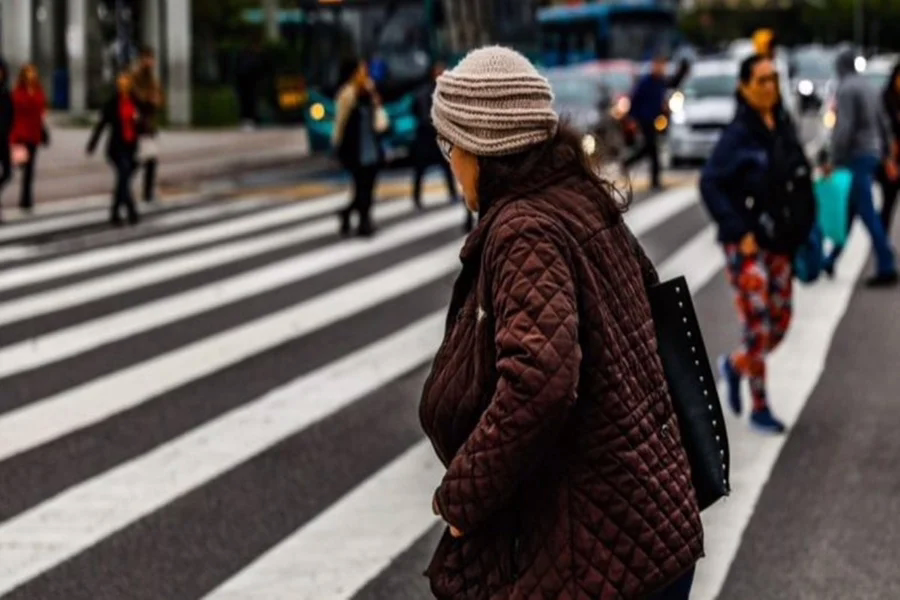 Contrastando com o frio do Sul, a metade norte do Brasil enfrenta o rigor das chuvas tropicais e uma elevada umidade mantém o tempo instável.