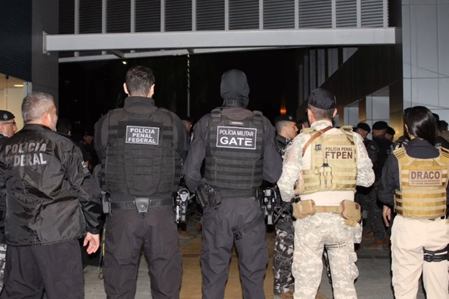 De acordo com a PF, estão sendo cumpridos 165 mandados de busca e apreensão e 71 mandados de prisão em 16 estados