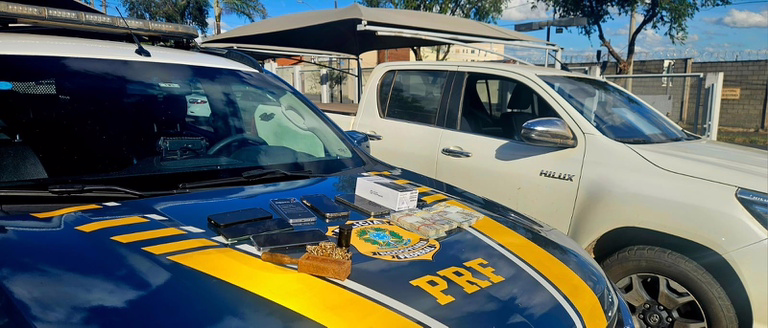 Na vistoria do veículo, a equipe encontrou cerca de R$ 80 mil em espécie, principalmente em cédulas de R$ 200.