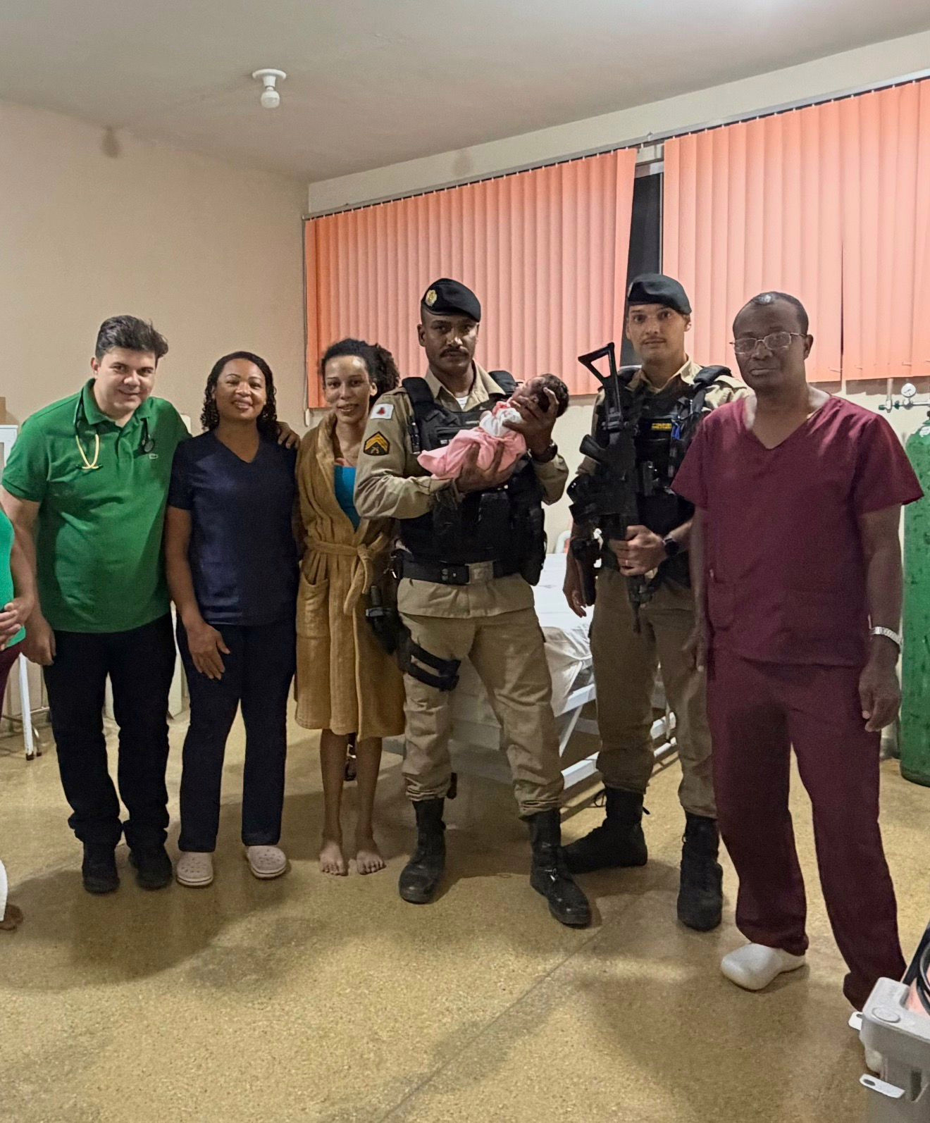 Quando a equipe chegou, a bebê estava desacordada