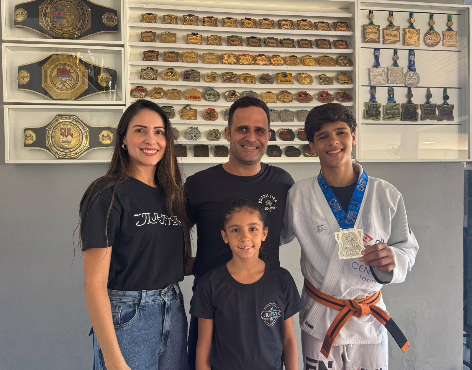 Beatriz de 7 anos foi bicampeã brasileira de Jiu-Jitsu sem kimono em 2025. 